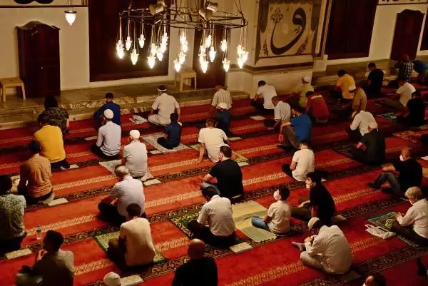BURSA'DA MASKE VE SOSYAL MESAFELİ BAYRAM NAMAZI
