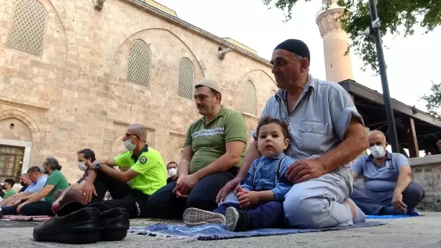 Bursa'da tarihi camiler doldu taştı Bursa'da tarihi camiler doldu taştı