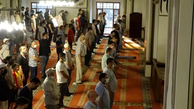 Bursa'da tarihi camiler doldu taştı