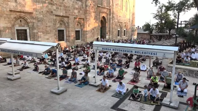 Bursa'da tarihi camiler doldu taştı