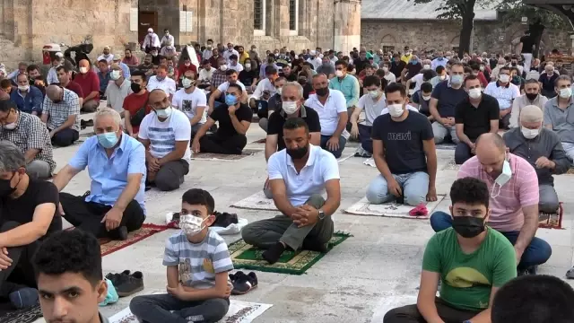 Bursa'da tarihi camiler doldu taştı