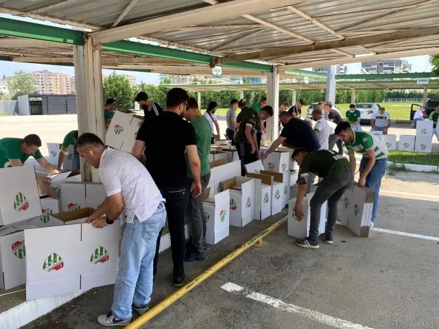 Bursaspor Kulübü, 500 aileye kurban eti ve gıda yardımı yaptı