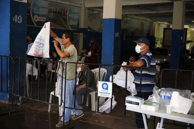 Büyükşehir 3 farklı noktada ücretsiz kurban kesim hizmeti verdi