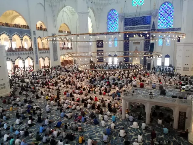 Çamlıca Cami'nde bayram namazı coşkusu