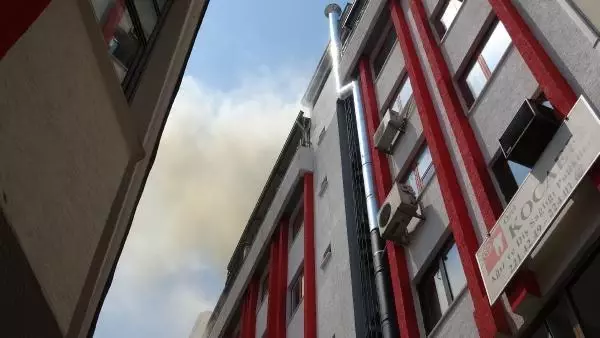 Son dakika haberi... YANGINDA MAHSUR KALAN KEDİLER İTFAİYE EKİPLERİNCE KURTARILDI
