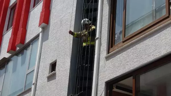 Son dakika haberi... YANGINDA MAHSUR KALAN KEDİLER İTFAİYE EKİPLERİNCE KURTARILDI