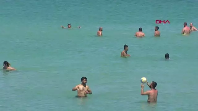 Çeşme plajlarında bayram yoğunluğu