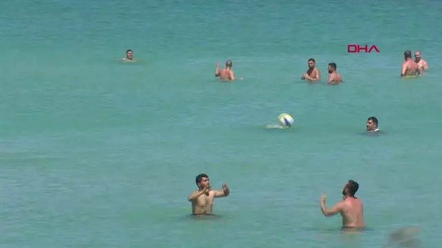 Çeşme plajlarında bayram yoğunluğu