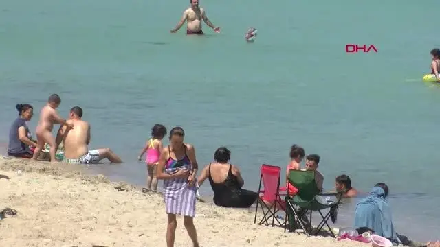 Çeşme plajlarında bayram yoğunluğu