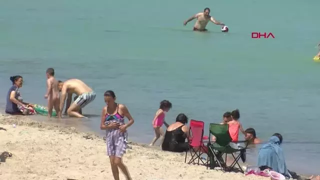 Çeşme plajlarında bayram yoğunluğu