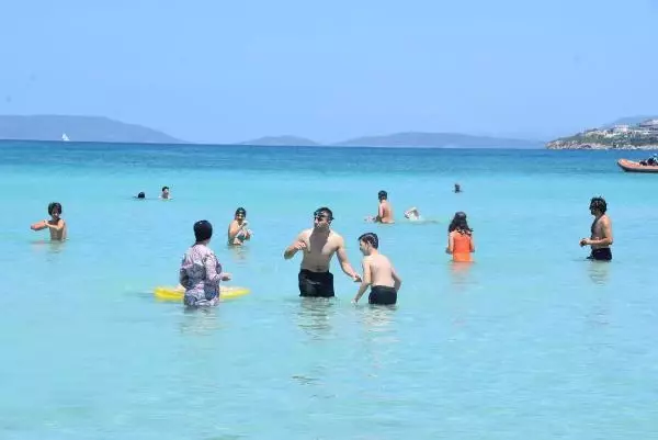 Çeşme plajlarında bayram yoğunluğu Çeşme plajlarında bayram yoğunluğu