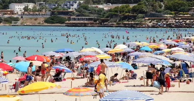 Çeşme plajlarındaki bayram yoğunluğu havadan görüntülendi