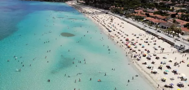 Çeşme plajlarındaki bayram yoğunluğu havadan görüntülendi