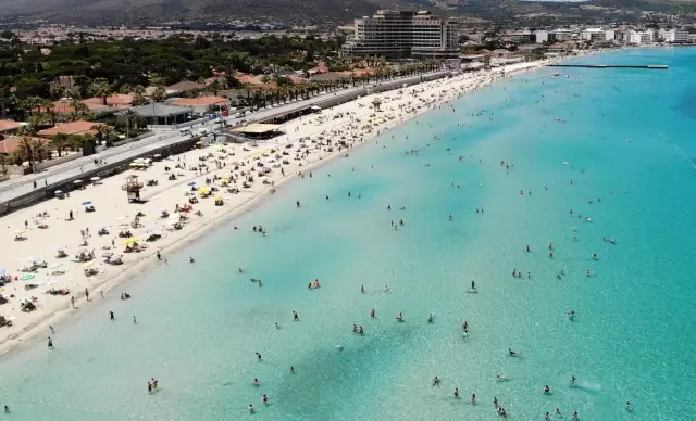 Çeşme plajlarındaki bayram yoğunluğu havadan görüntülendi