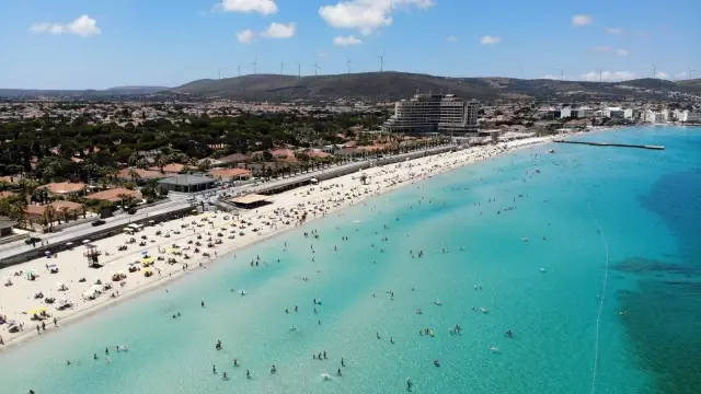 Çeşme plajlarındaki bayram yoğunluğu havadan görüntülendi
