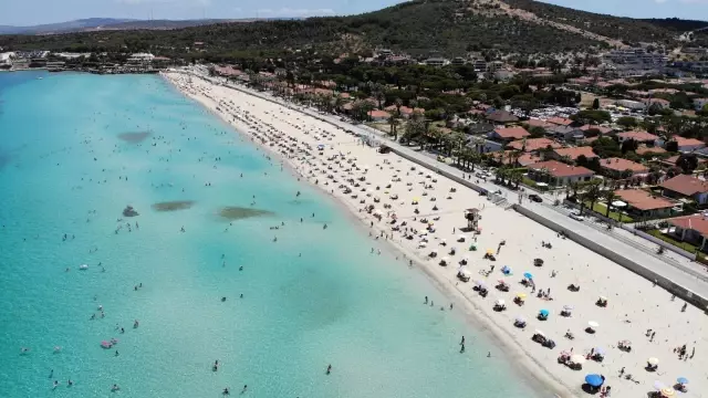 Çeşme plajlarındaki bayram yoğunluğu havadan görüntülendi