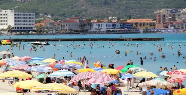 Çeşme plajlarındaki bayram yoğunluğu havadan görüntülendi