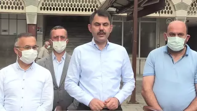 Son dakika haberleri | Bakan Kurum, bayram namazının ardından vatandaşlarla bayramlaştı