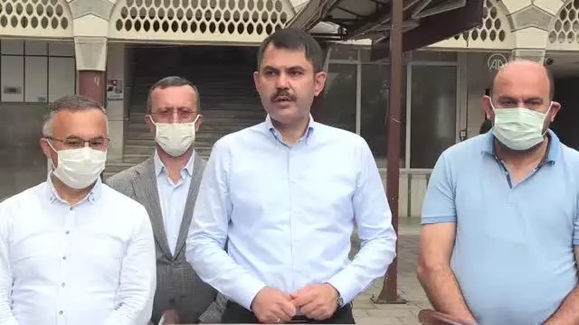 Son dakika haberleri | Bakan Kurum, bayram namazının ardından vatandaşlarla bayramlaştı