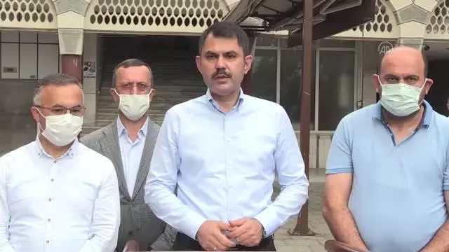 Son dakika haberleri | Bakan Kurum, bayram namazının ardından vatandaşlarla bayramlaştı