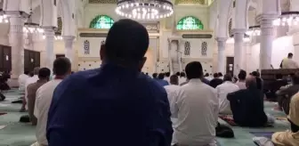 Ramazan Bayramı: Cezayirliler, bayram namazını Kovid-19 önlemleri altında camilerde kıldı Ramazan Bayramı: Cezayirliler, bayram namazını Kovid-19 önlemleri altında camilerde kıldı