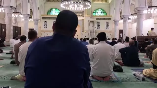 Cezayirliler, bayram namazını Kovid-19 önlemleri altında camilerde kıldı Cezayirliler, bayram namazını Kovid-19 önlemleri altında camilerde kıldı
