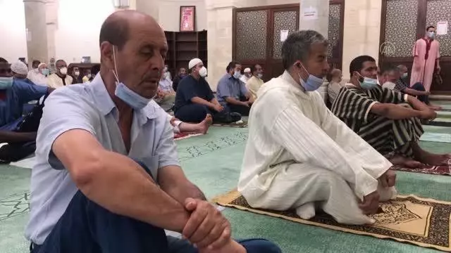 Cezayirliler, bayram namazını Kovid-19 önlemleri altında camilerde kıldı