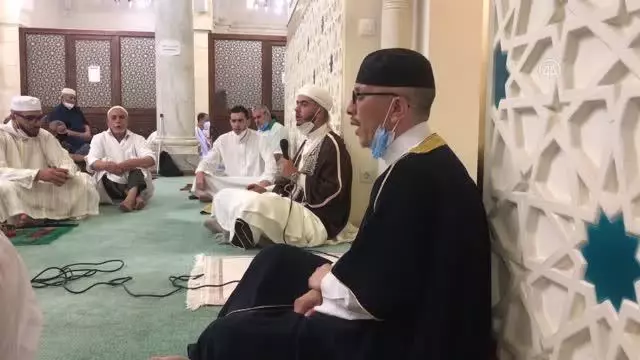 Cezayirliler, bayram namazını Kovid-19 önlemleri altında camilerde kıldı