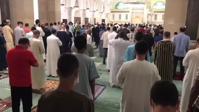 Cezayirliler, bayram namazını Kovid-19 önlemleri altında camilerde kıldı