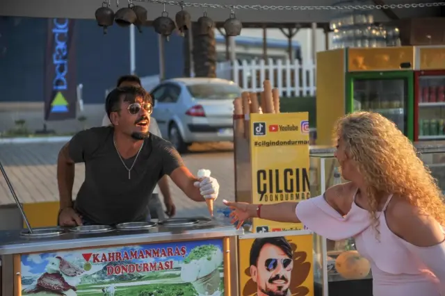 'Çılgın Dondurmacı'nın' tezgahın arkasında yaptığı gösteri ilgi çekiyor 'Çılgın Dondurmacı'nın' tezgahın arkasında yaptığı gösteri ilgi çekiyor