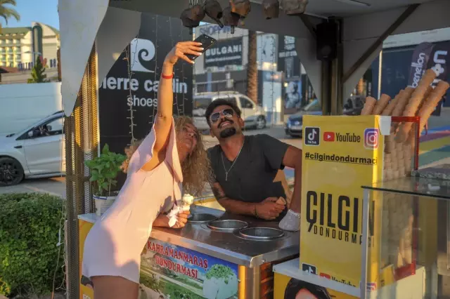 'Çılgın Dondurmacı'nın' tezgahın arkasında yaptığı gösteri ilgi çekiyor