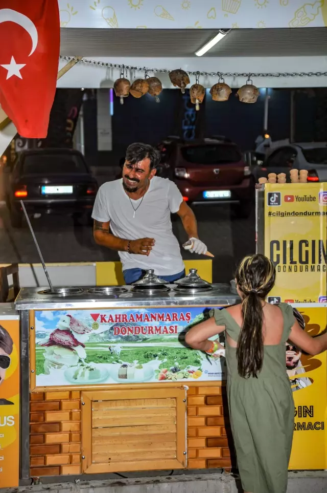 'Çılgın Dondurmacı'nın' tezgahın arkasında yaptığı gösteri ilgi çekiyor