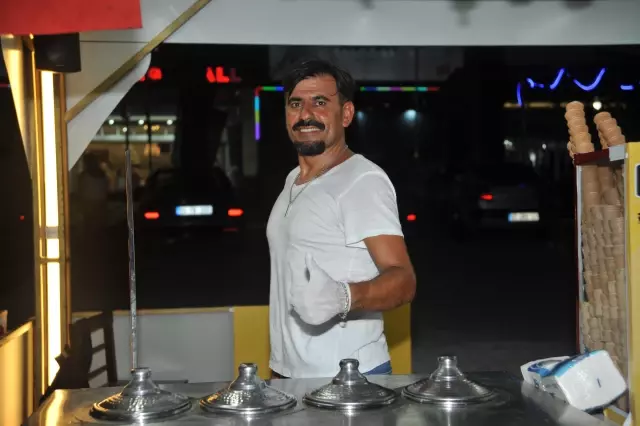 'Çılgın Dondurmacı'nın' tezgahın arkasında yaptığı gösteri ilgi çekiyor