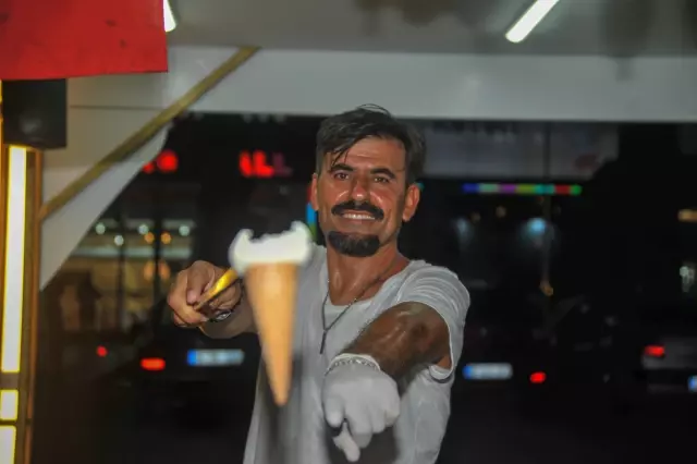 'Çılgın Dondurmacı'nın' tezgahın arkasında yaptığı gösteri ilgi çekiyor