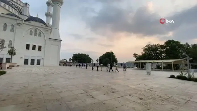 Cumhurbaşkanı Erdoğan'ın açtığı Uzunmehmet Camii'nde ilk bayram namazı Cumhurbaşkanı Erdoğan'ın açtığı Uzunmehmet Camii'nde ilk bayram namazı