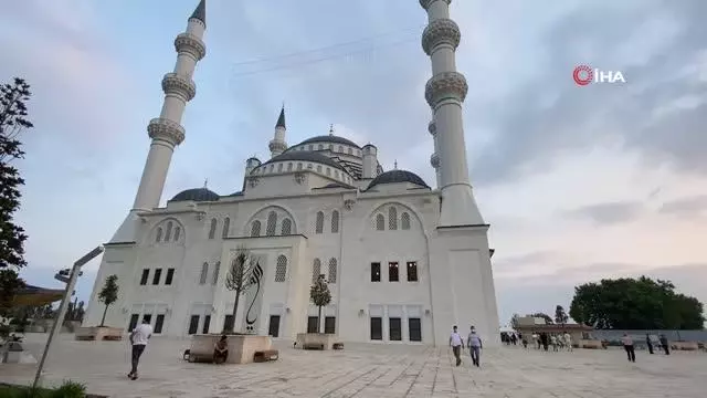 Cumhurbaşkanı Erdoğan'ın açtığı Uzunmehmet Camii'nde ilk bayram namazı