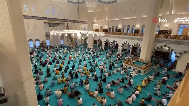 Cumhurbaşkanı Erdoğan'ın açtığı Uzunmehmet Camii'nde ilk bayram namazı