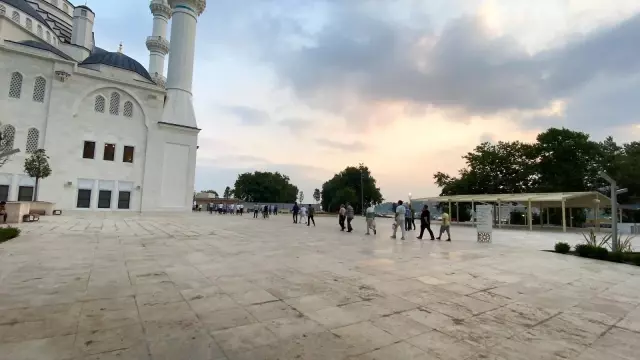 Cumhurbaşkanı Erdoğan'ın açtığı Uzunmehmet Camii'nde ilk bayram namazı
