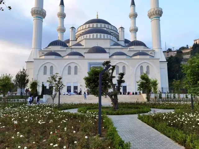 Cumhurbaşkanı Erdoğan'ın açtığı Uzunmehmet Camii'nde ilk bayram namazı