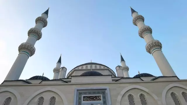 Cumhurbaşkanı Erdoğan'ın açtığı Uzunmehmet Camii'nde ilk bayram namazı