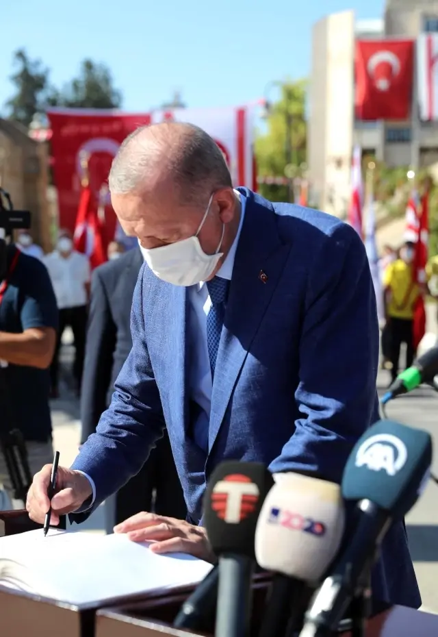 Cumhurbaşkanı Erdoğan, Lefkoşa'da Atatürk Anıtı'na çelenk bıraktı