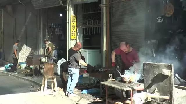 Demirciler bayramda 'kelle' mesaisi yaptı Demirciler bayramda 'kelle' mesaisi yaptı