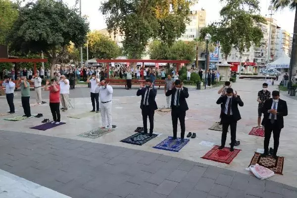 DENİZLİ'DE BAYRAM NAMAZI TEDBİRLERLE KILINDI DENİZLİ'DE BAYRAM NAMAZI TEDBİRLERLE KILINDI