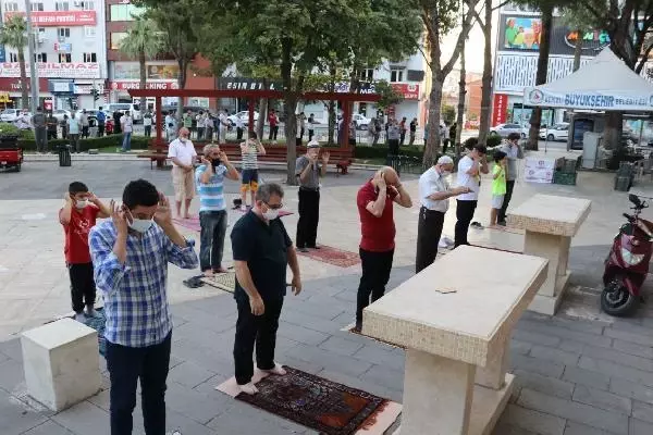 DENİZLİ'DE BAYRAM NAMAZI TEDBİRLERLE KILINDI