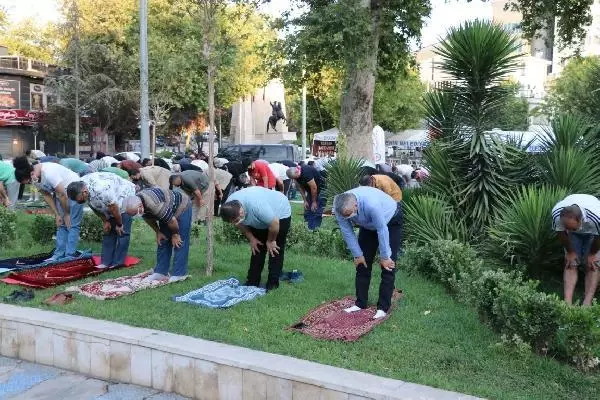 DENİZLİ'DE BAYRAM NAMAZI TEDBİRLERLE KILINDI