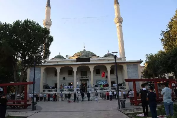 DENİZLİ'DE BAYRAM NAMAZI TEDBİRLERLE KILINDI