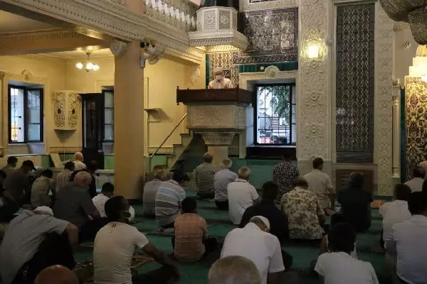 DENİZLİ'DE BAYRAM NAMAZI TEDBİRLERLE KILINDI