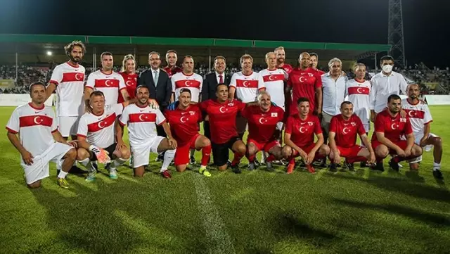 Dev kadro Kıbrıs'ta yeşil sahaya çıktı! Şöhretler Maçı'nda 'Ambargoya hayır' mesajı verildi Dev kadro Kıbrıs'ta yeşil sahaya çıktı! Şöhretler Maçı'nda 'Ambargoya hayır' mesajı verildi