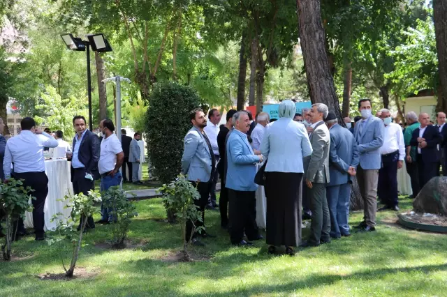 Diyarbakır Valiliği bahçesinde bayramlaşma programı düzenlendi Diyarbakır Valiliği bahçesinde bayramlaşma programı düzenlendi