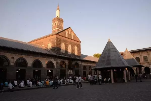 DİYARBAKIRLILAR, BAYRAM NAMAZI İÇİN ULU CAMİ'Yİ TERCİH ETTİ DİYARBAKIRLILAR, BAYRAM NAMAZI İÇİN ULU CAMİ'Yİ TERCİH ETTİ